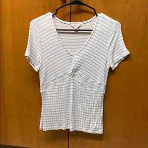 Short sleeve shirt with a twist in the front